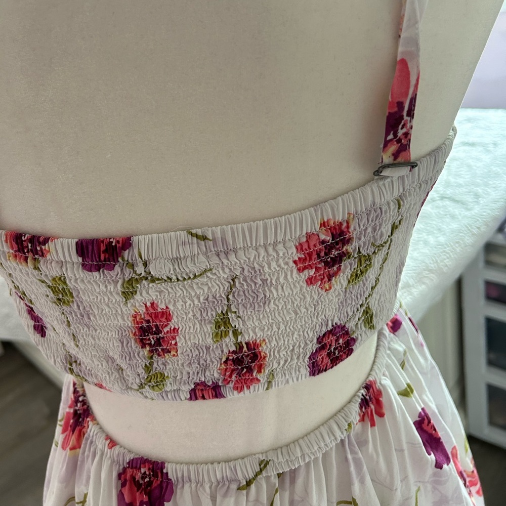 🌸White and pink floral dress with adjustable straps, featuring a flattering fit - Picture 3 of 5